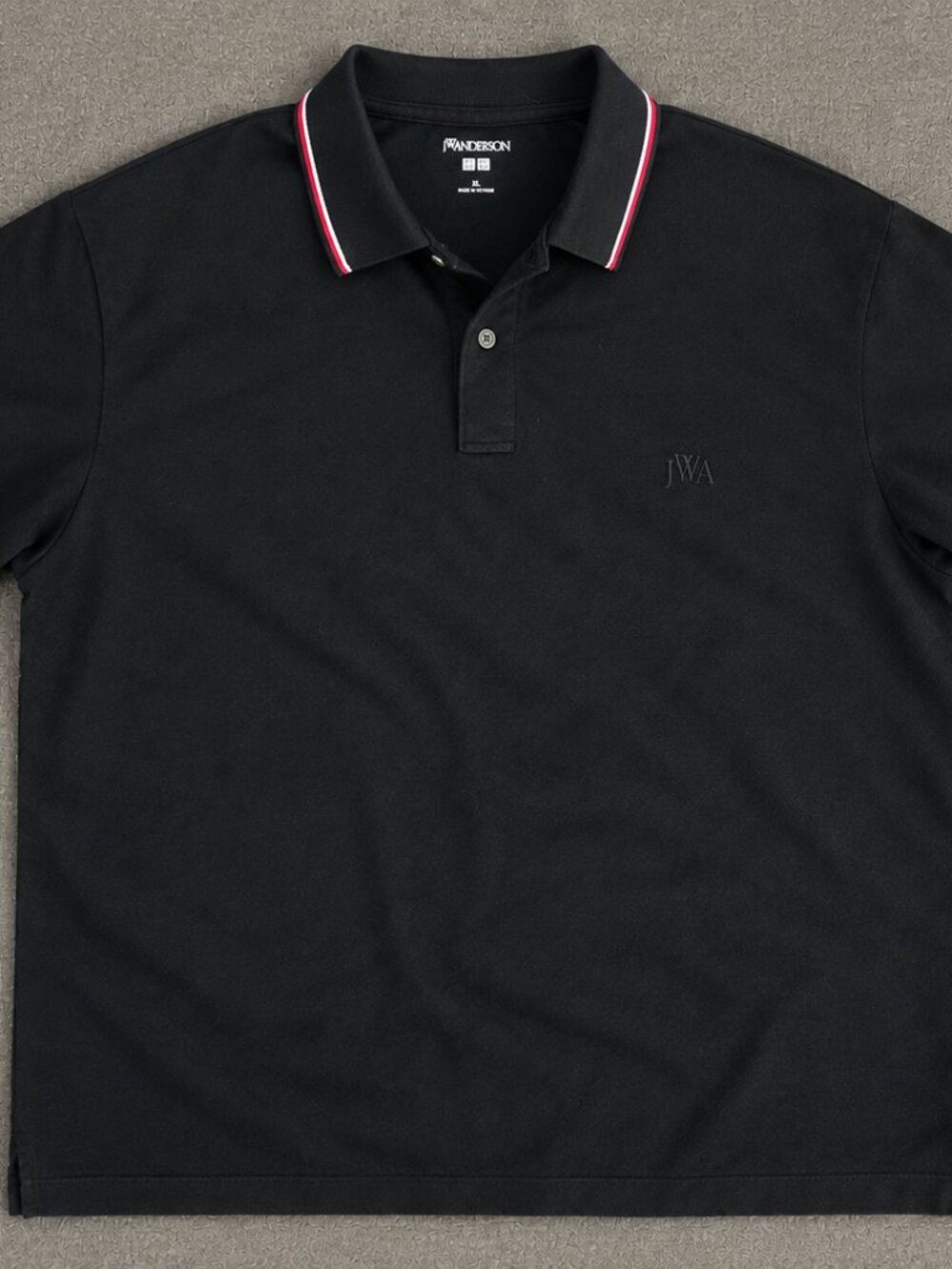 JW Anderson x Uniqlo black polo Length 27’ Sleeve 9’ Width 22’ Size XL